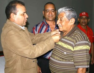 José Carvajal, el funcionario municipal más viejo de la Alcaldía recibe botón por 45 años de servicios