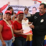 El alcalde de Caroní al entregar los cheques para proyectos cogestionarios