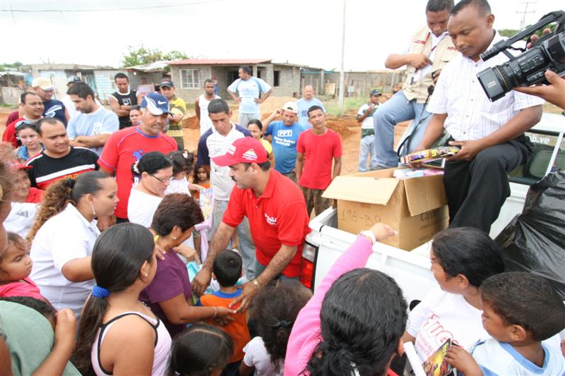 El Alcalde Socialista de Caroní José Ramón López compartió con la familia de Villa Bahía la alegría de tener un juguete en navidad