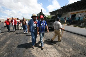 El alcalde José Ramón López Rondón, inspeccionó las obras en el mercado de Unare, donde las máquinas asfaltan el estacionamiento e instalaron 24 bombillos en el área donde se expende pescado.