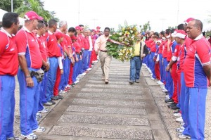 Atraviesan en corredor de honor las autoridades del Instituto Municipal de Deporte – Caroní para colocar la ofrenda florar ante la estatua del Libertador Simón Bolívar