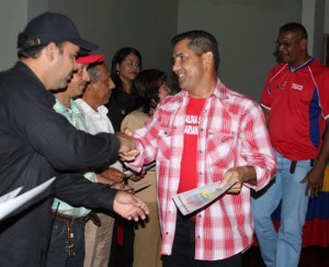 Los voluntarios reciben su respectivo certificado de mano del Alcalde