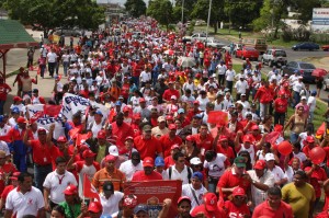 En la marcha del cierre por el SI, participaron gremios y frente de trabajadores y educadores.